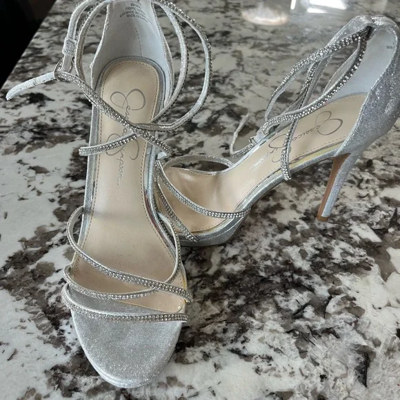 Jessica Simpson ☆ Jaeya メタリックストラップヒールサンダル Jaeya High Heel in Gold – Jessica Simpson
